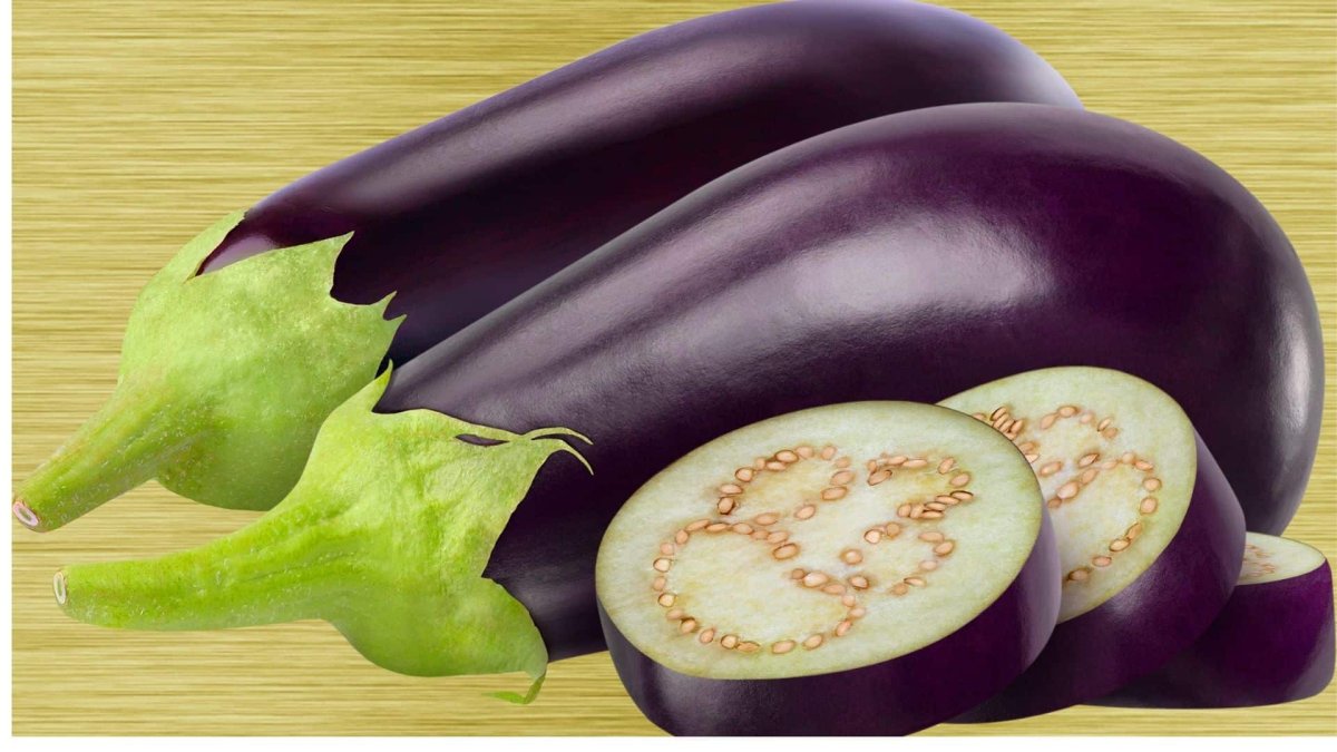 Баклажан на деревянном фоне