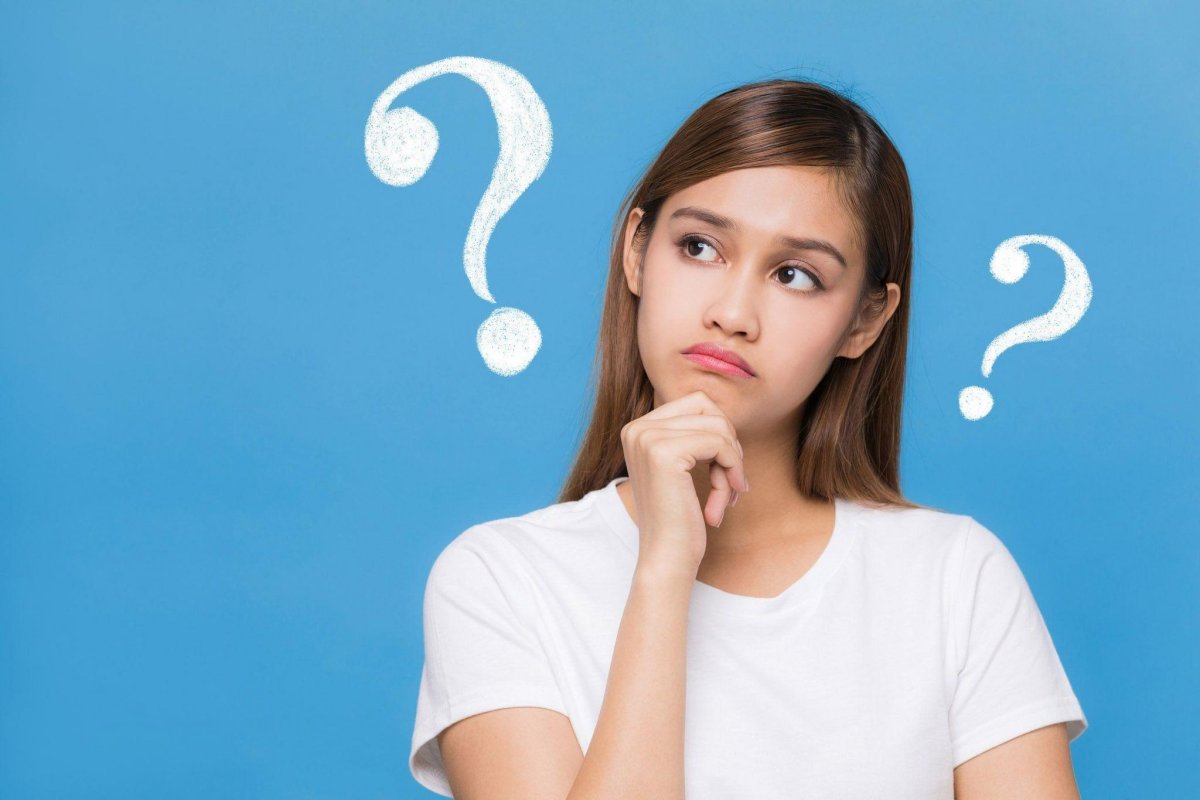 Девочка думает