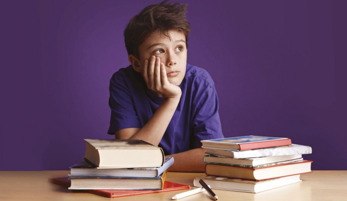 Задумчивый мужчина в очках