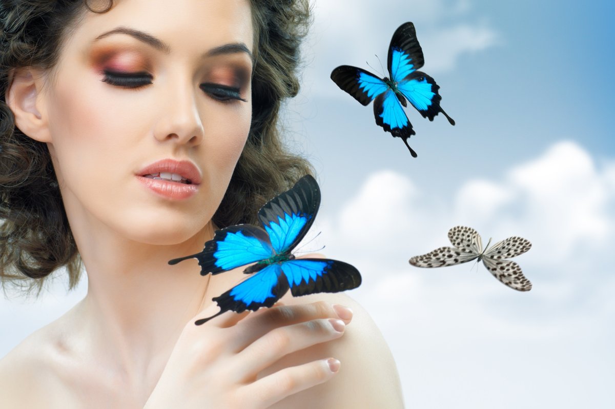 Красивая девушка с бабочками
