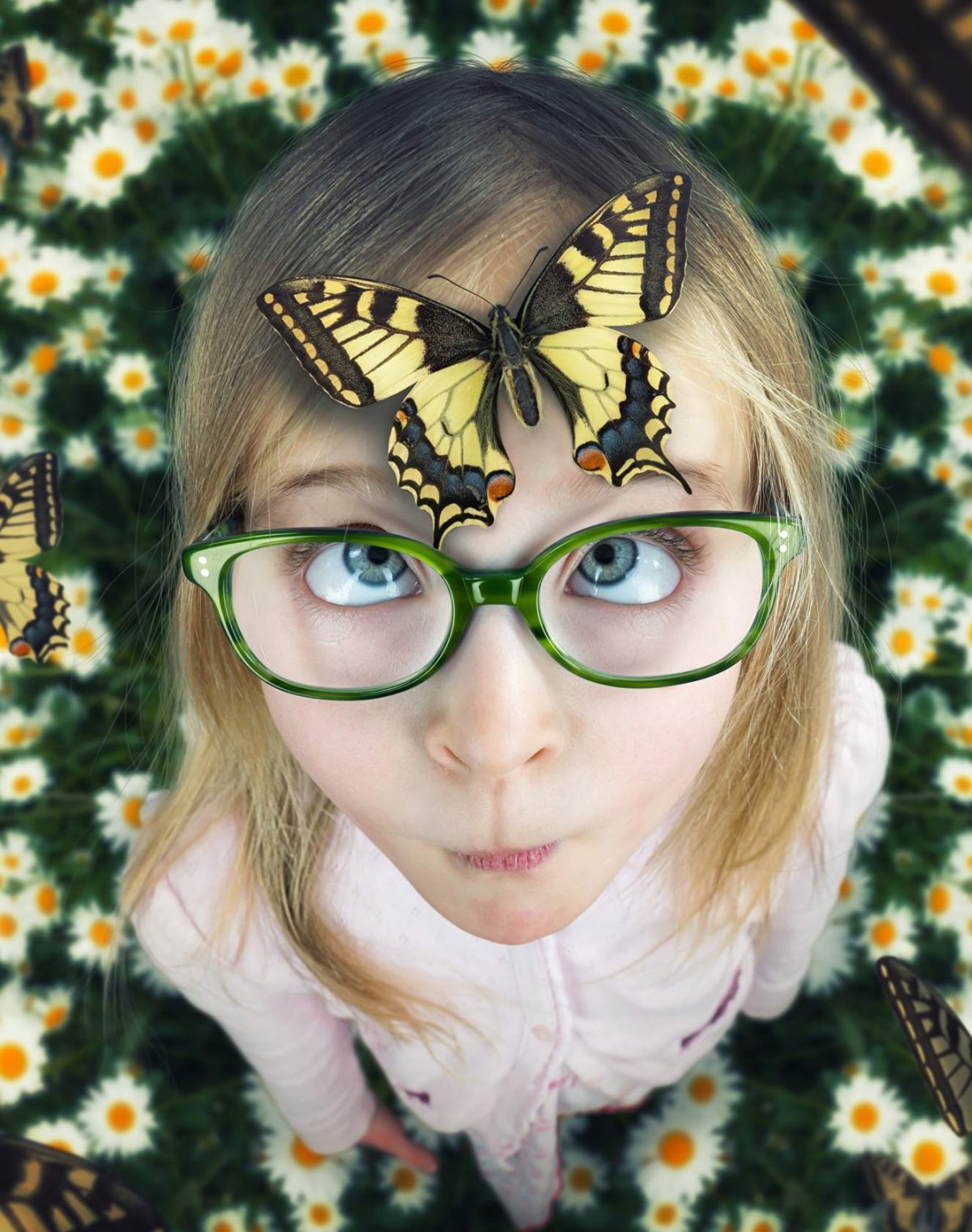 Девушка с бабочкой на лице