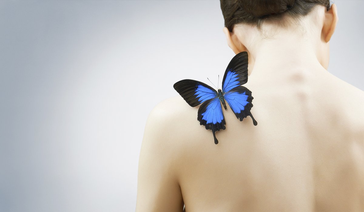 Бабочка на женской руке
