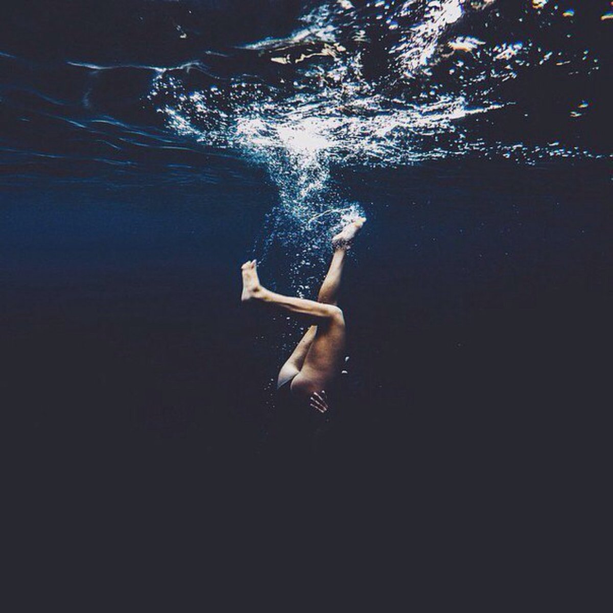 Человек тонет в воде