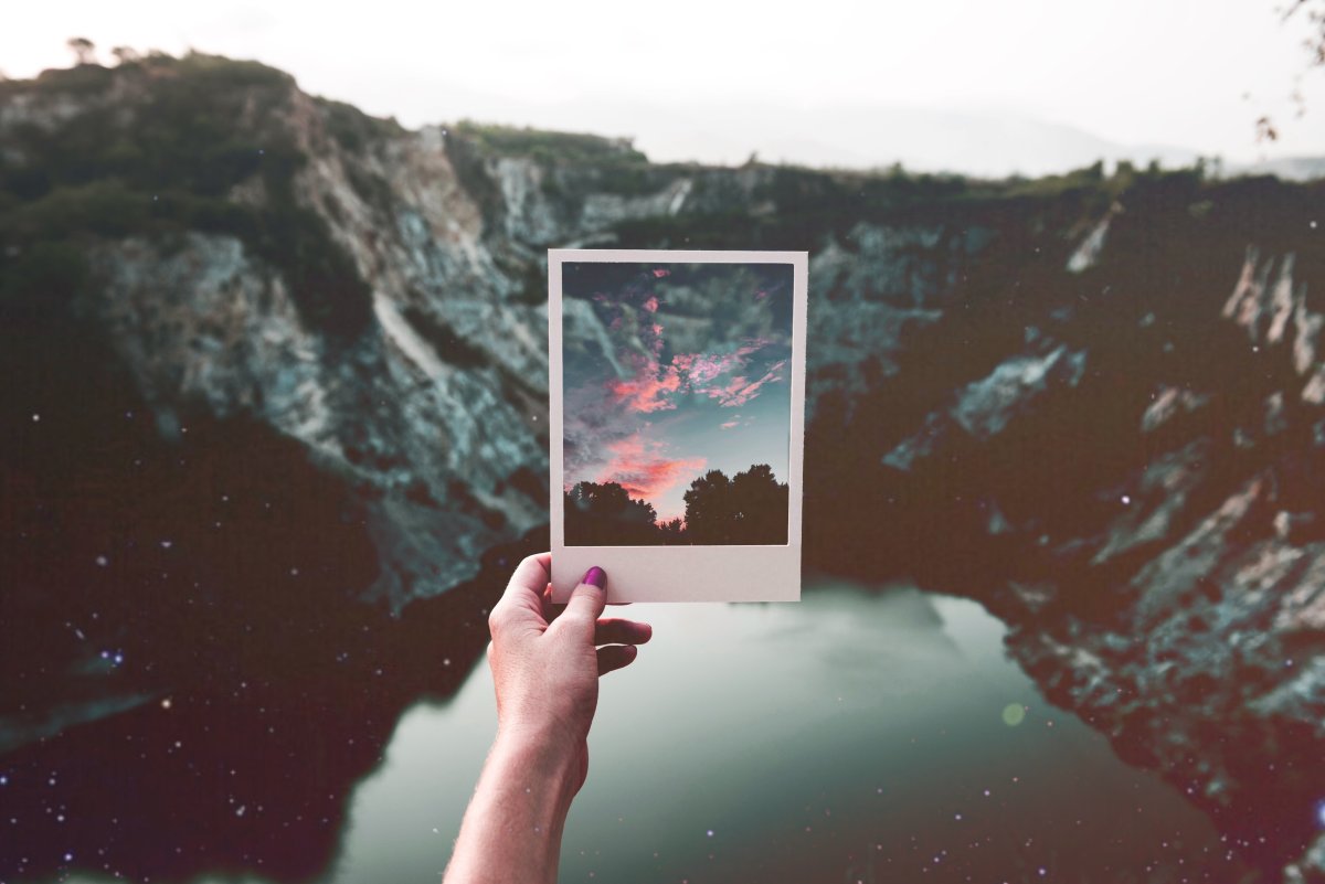 Полароидный снимок в руке