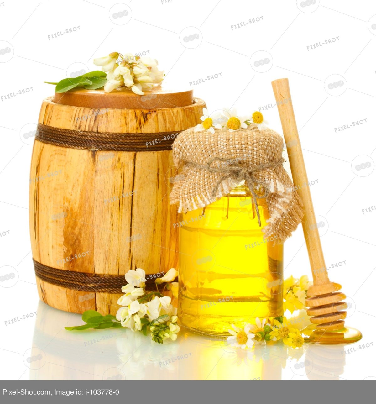 Продукты пчеловодства на белом фоне