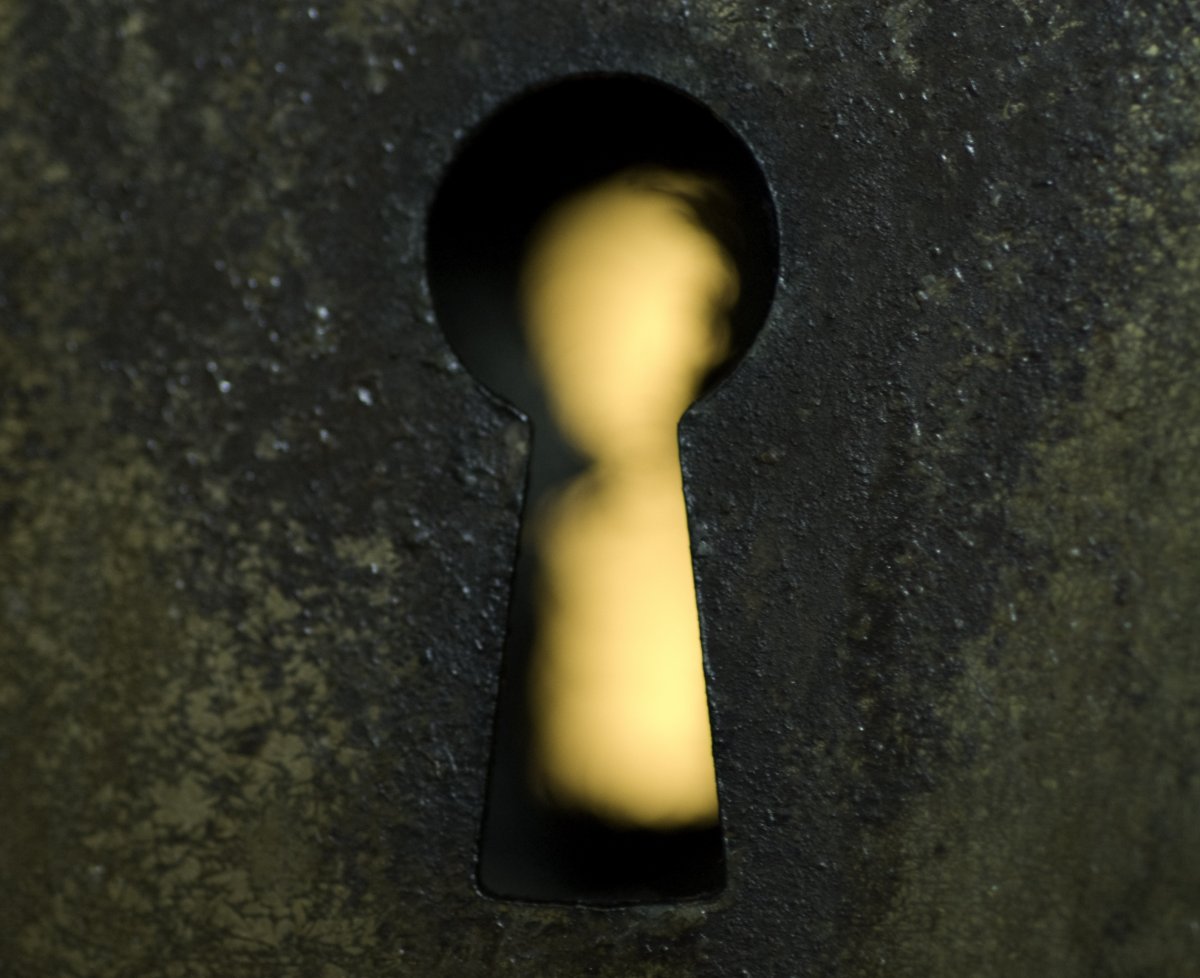 Замочная скважина силуэт человека