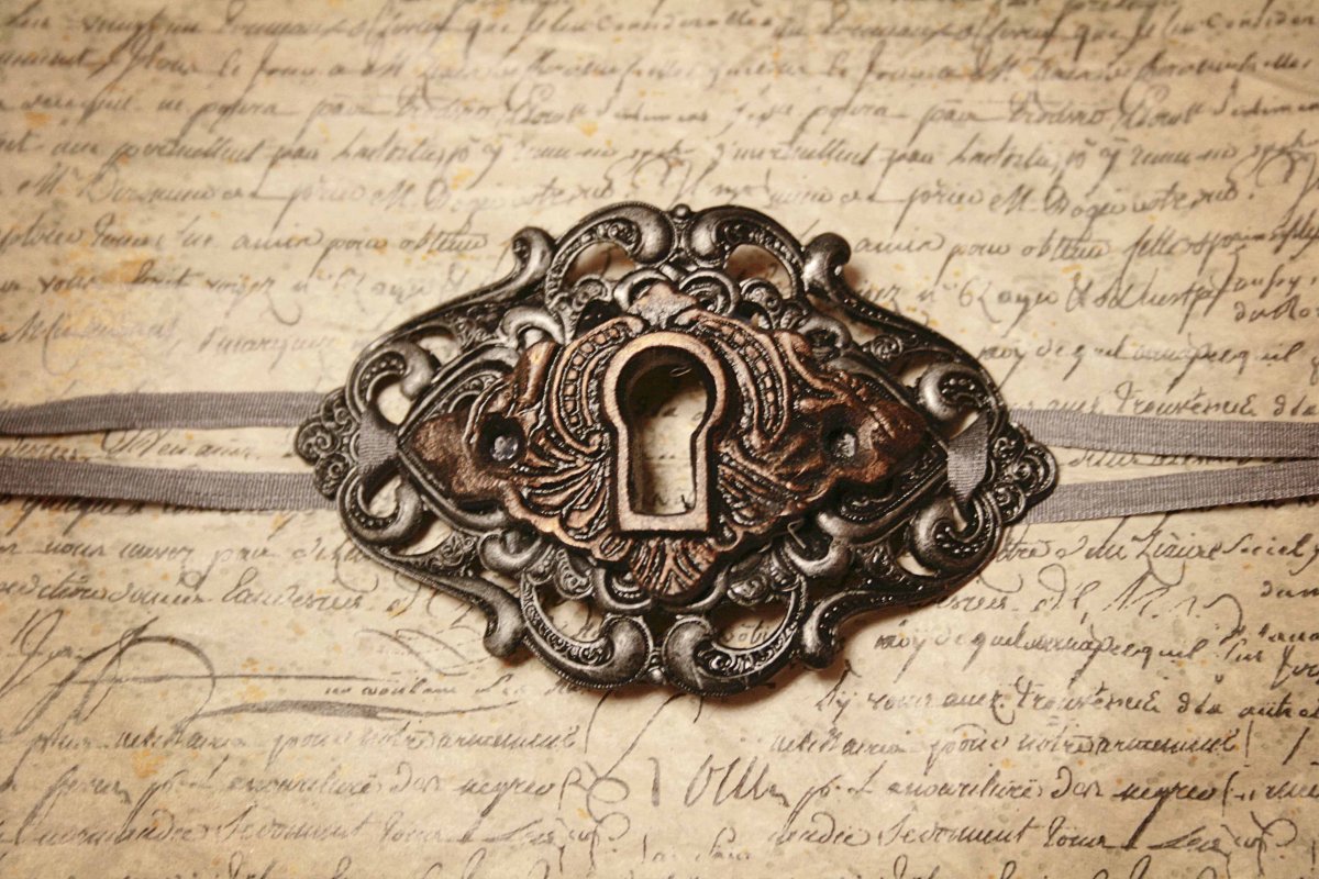 Дверь с замочной скважиной