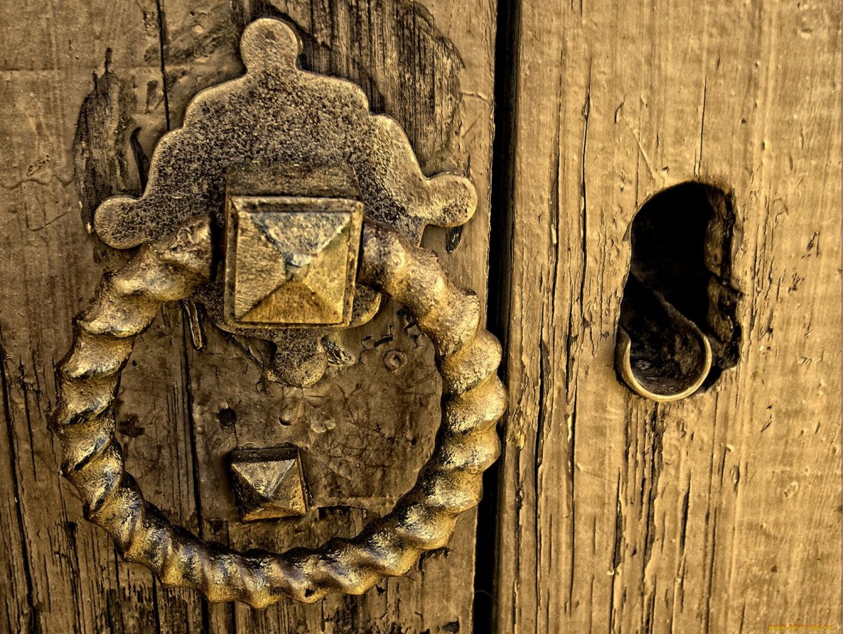 Ключи для дверей и замочные скважины