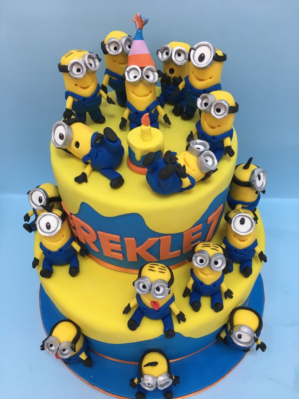 Кремовый прямоугольный торт Миньоны