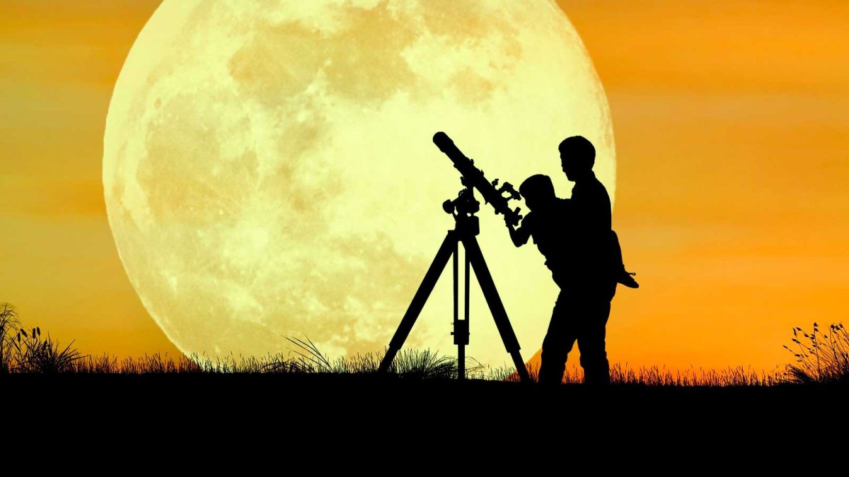 Человек с телескопом