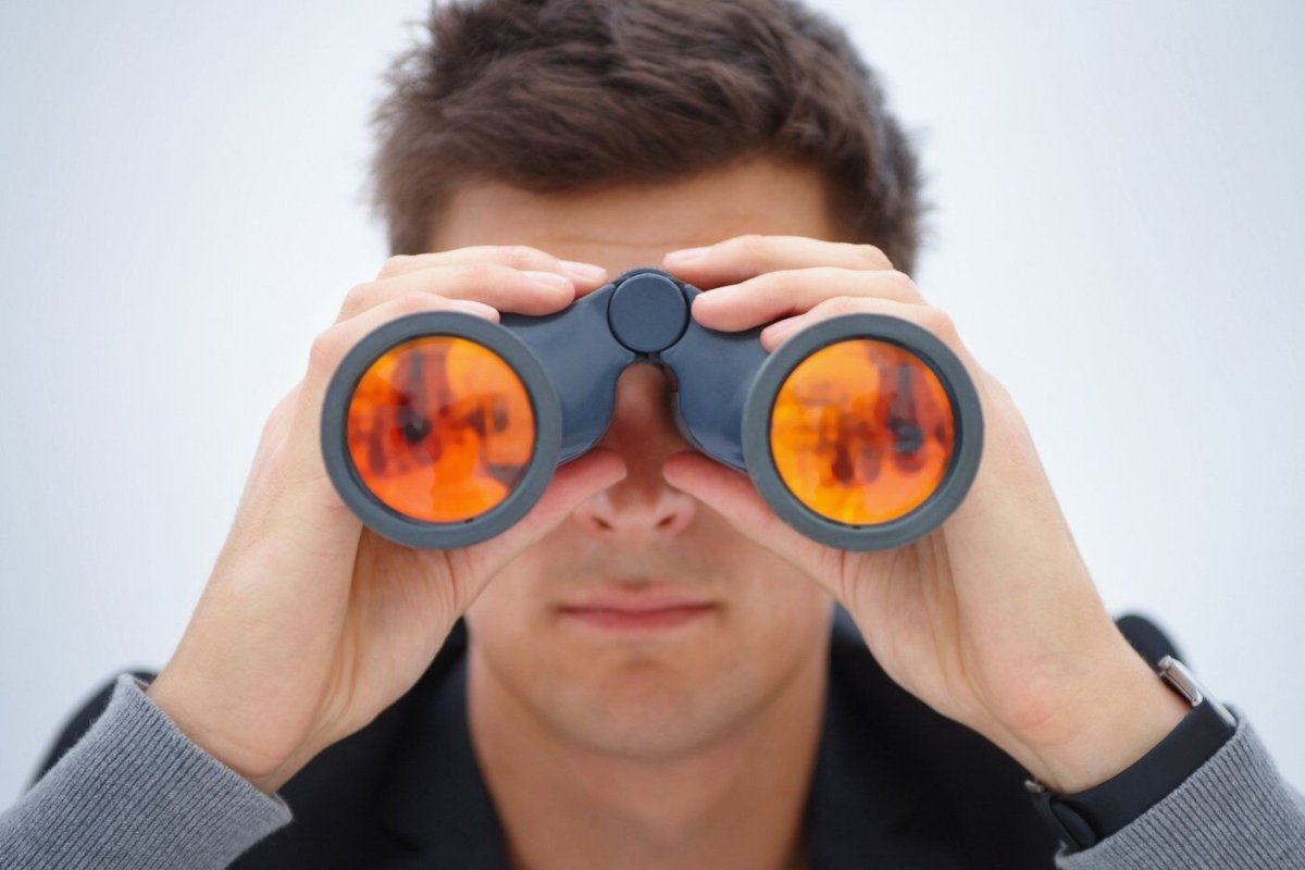 Человек с биноклем