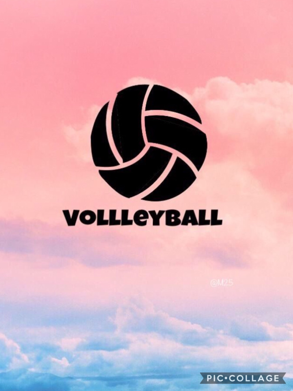 Волейбольный мяч на площадке