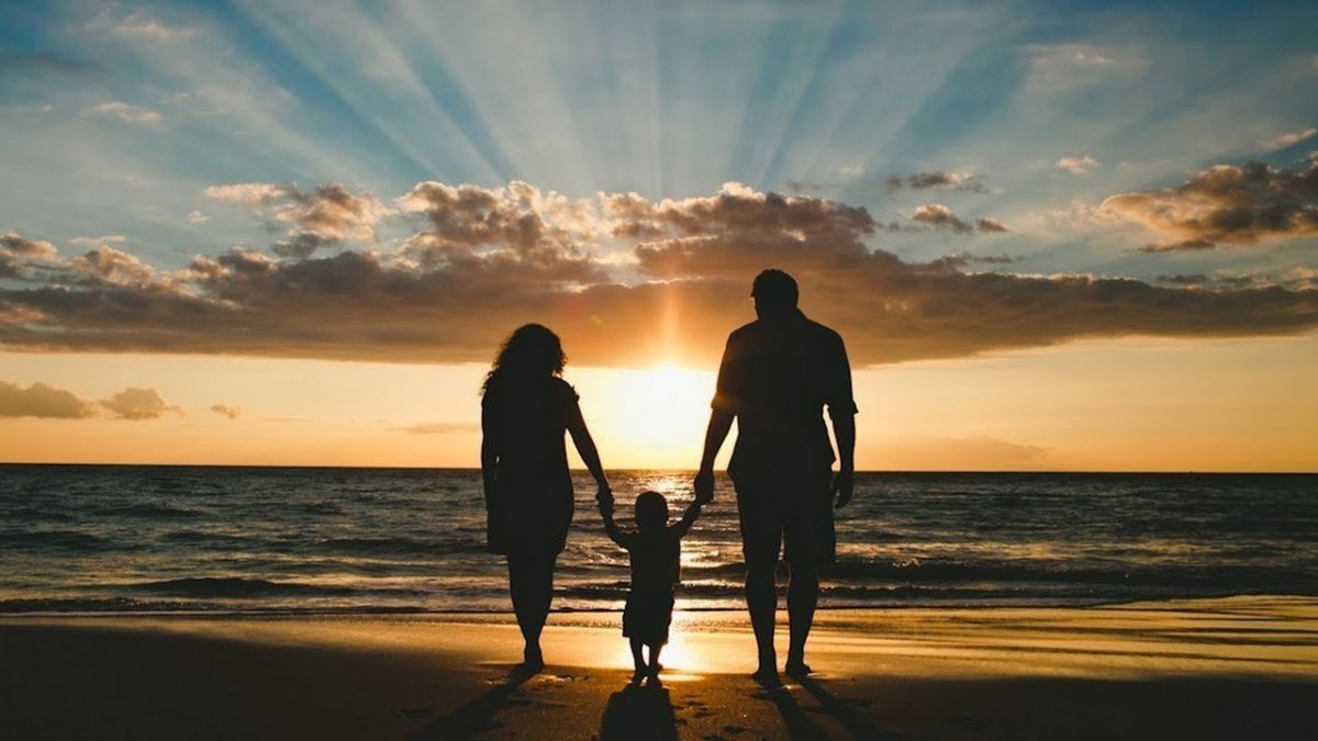 Семья на фоне заката