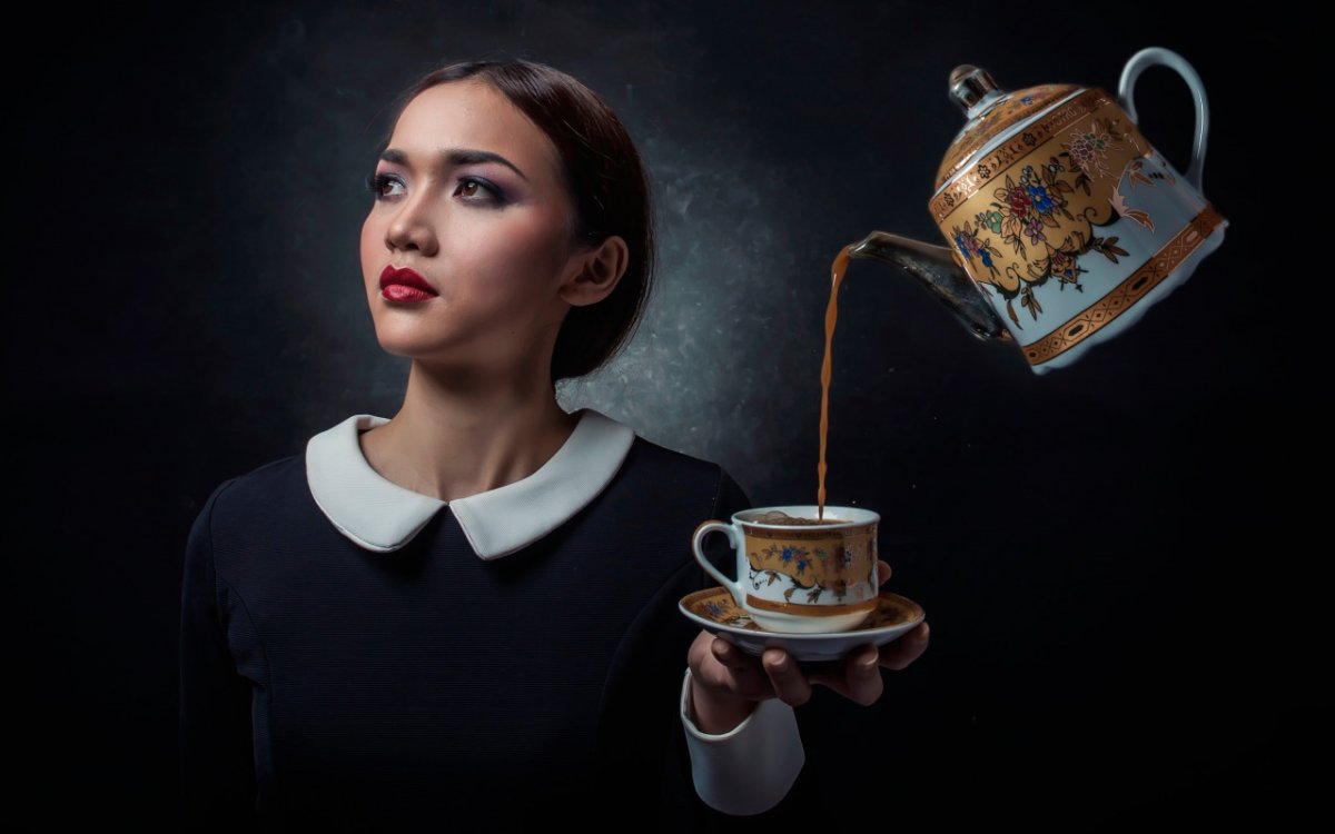 Девушка с чашкой чая