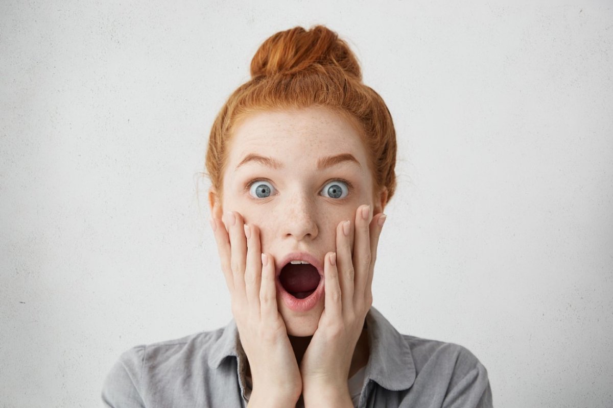 Удивленная девушка