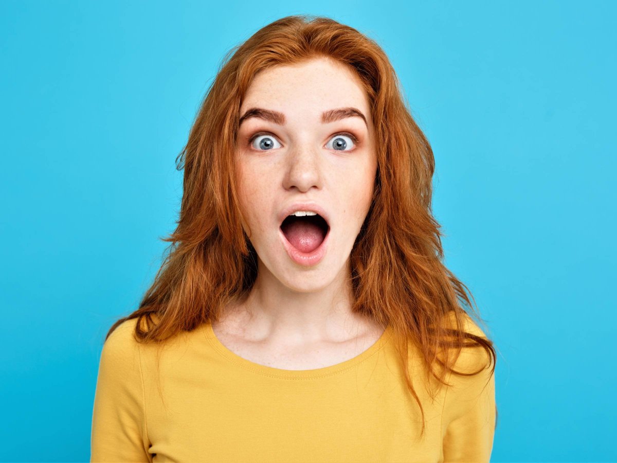 Девушка открыла рот от удивления в очках