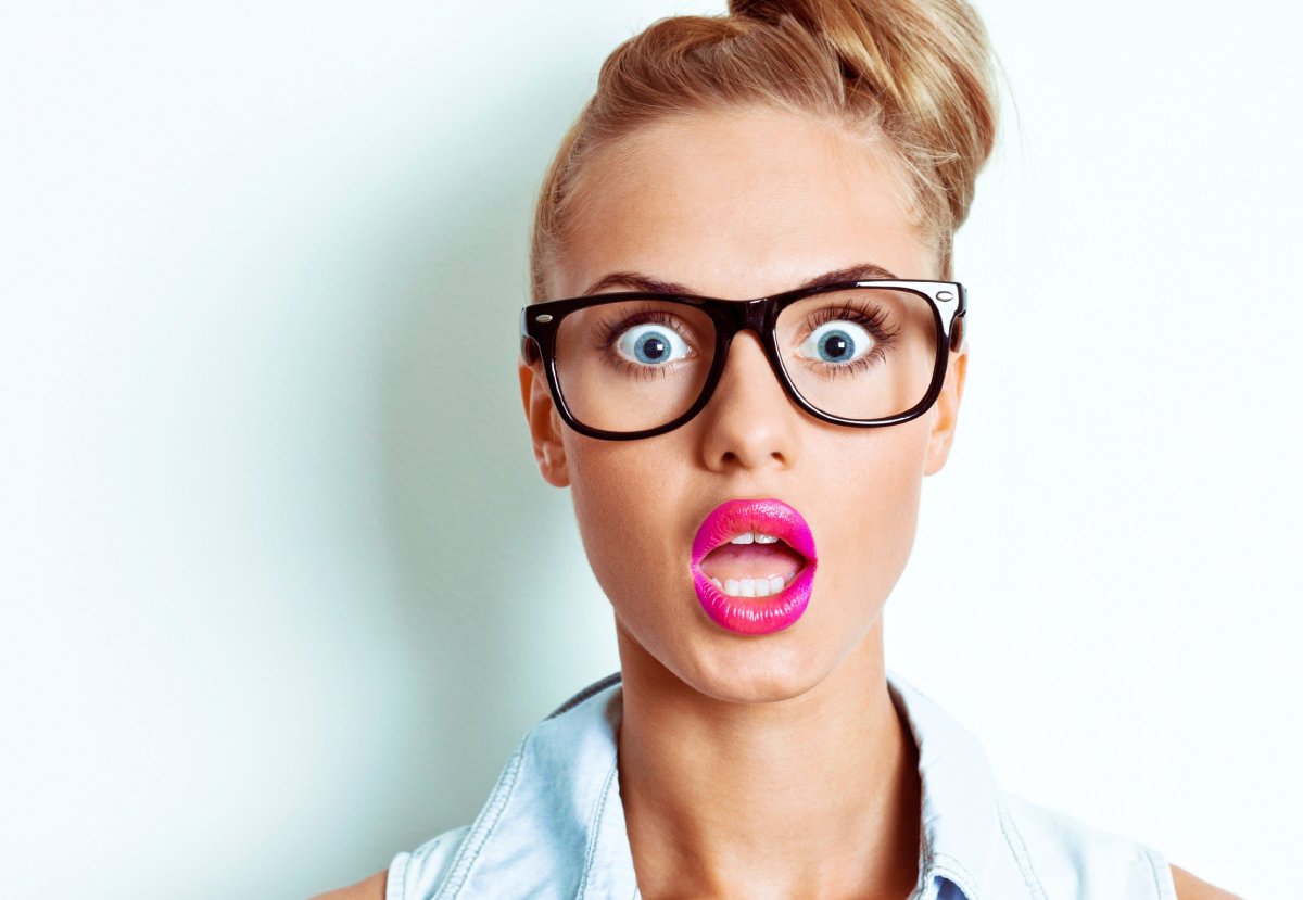 Удивленная девушка