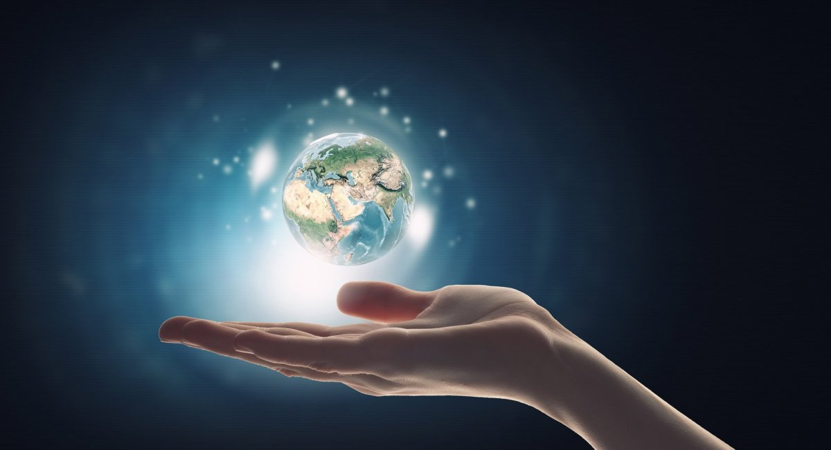 Земной шар в руках космос