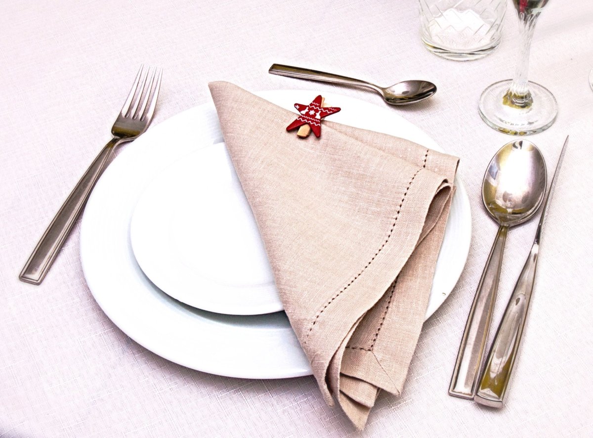 Сервировка стола с кувертами