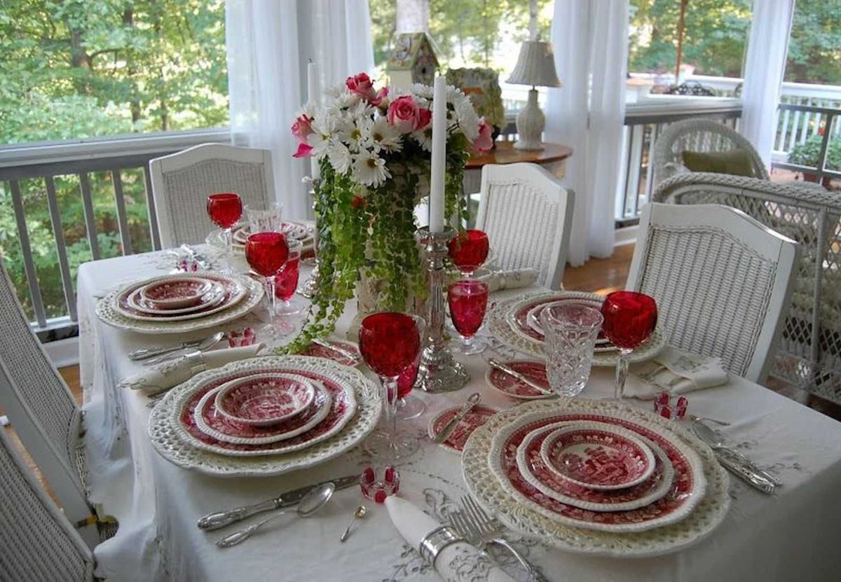 Пустая тарелка на столе фон