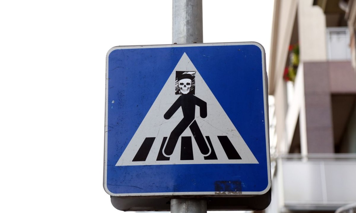 Дорожный знак пешеходный переход