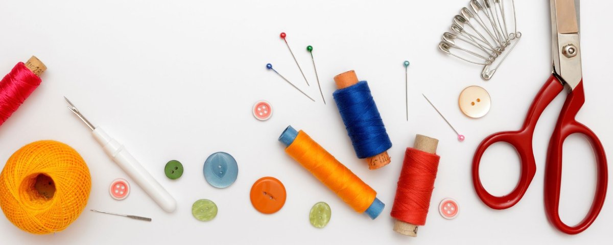 Ножницы нитки иголки ткань