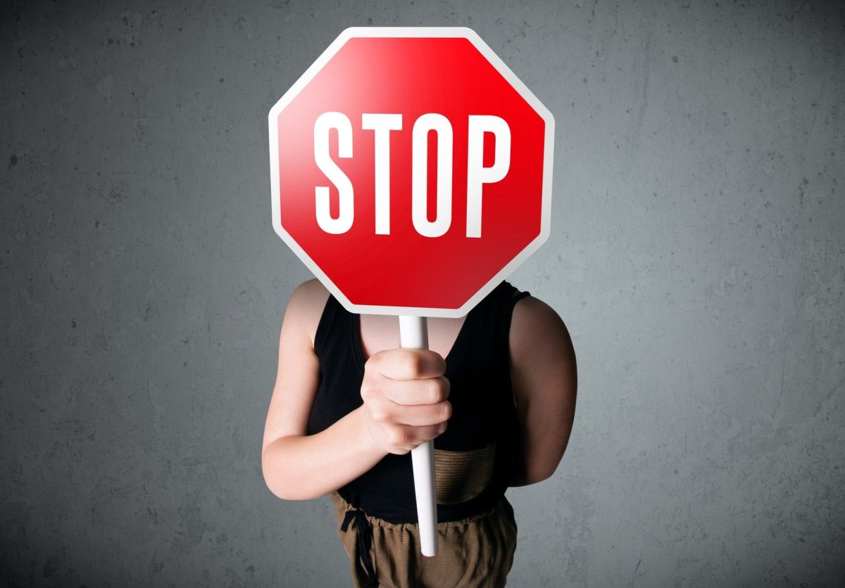 Держит знак стоп