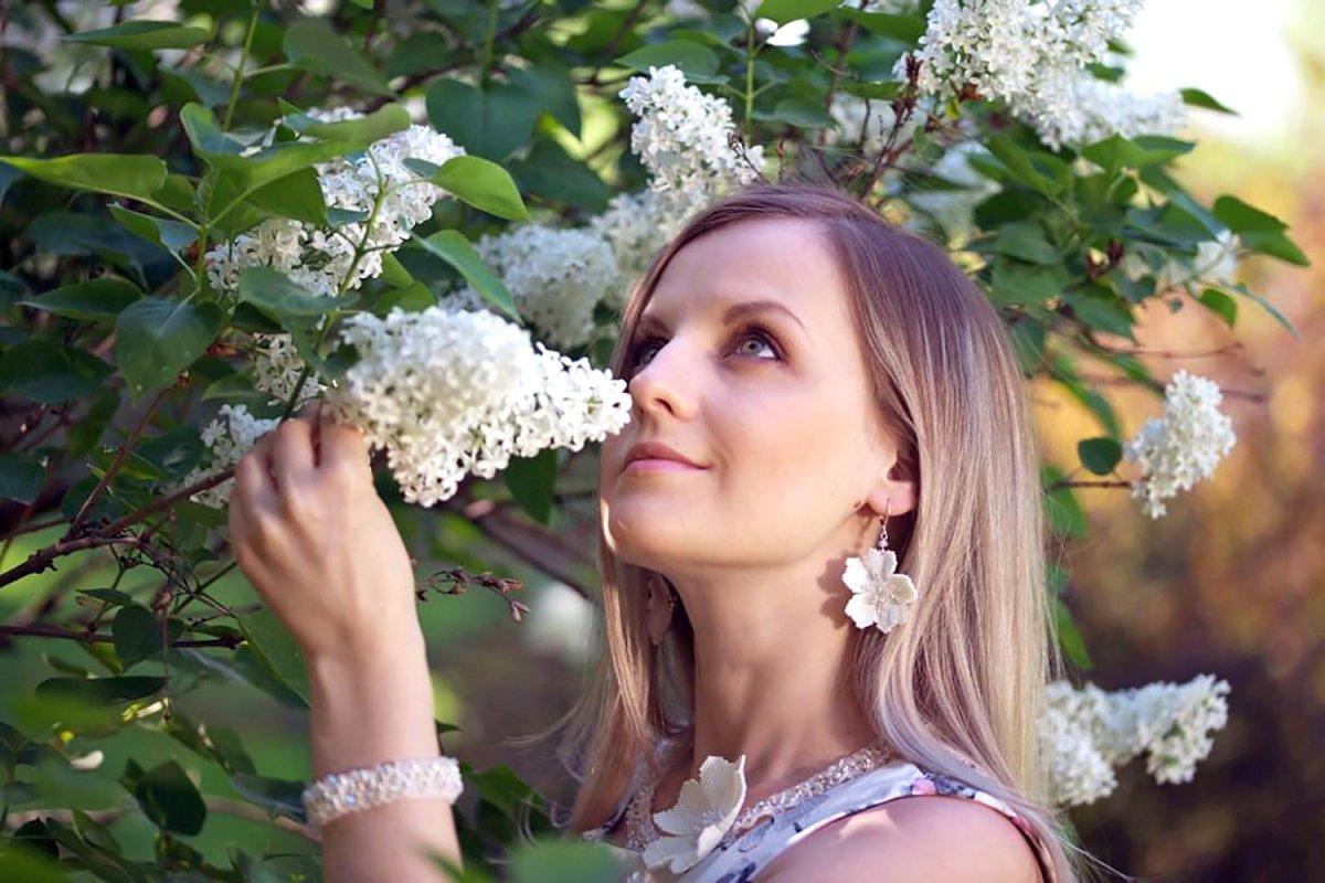 Девушка с белой сиренью