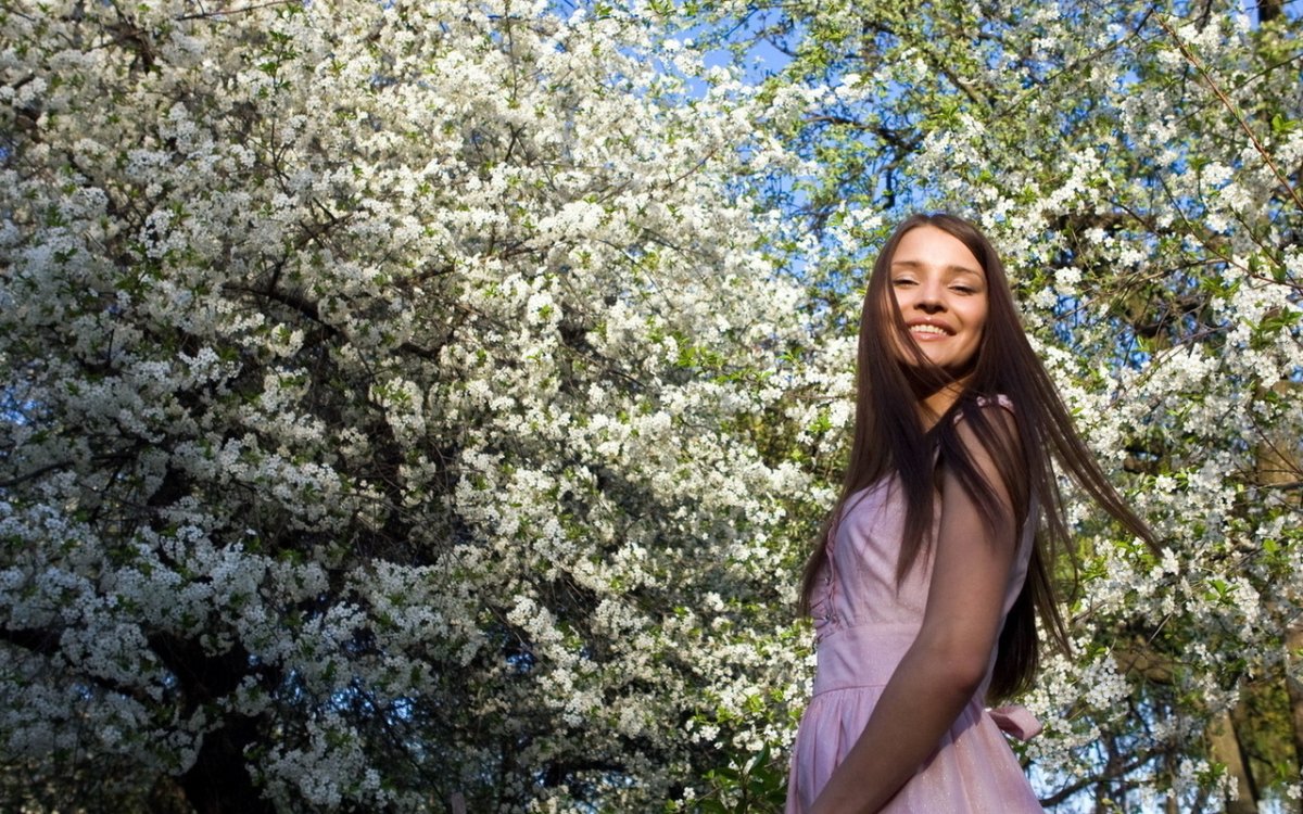 Девушка на фоне цветущей вишни