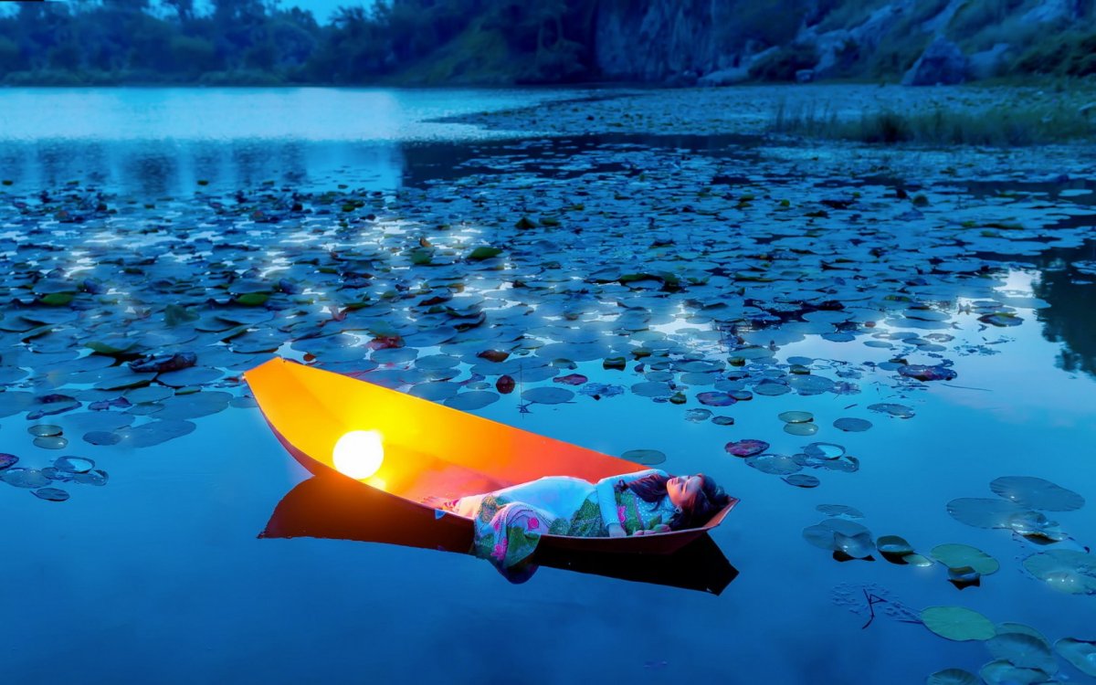 Лодка на реке жизни