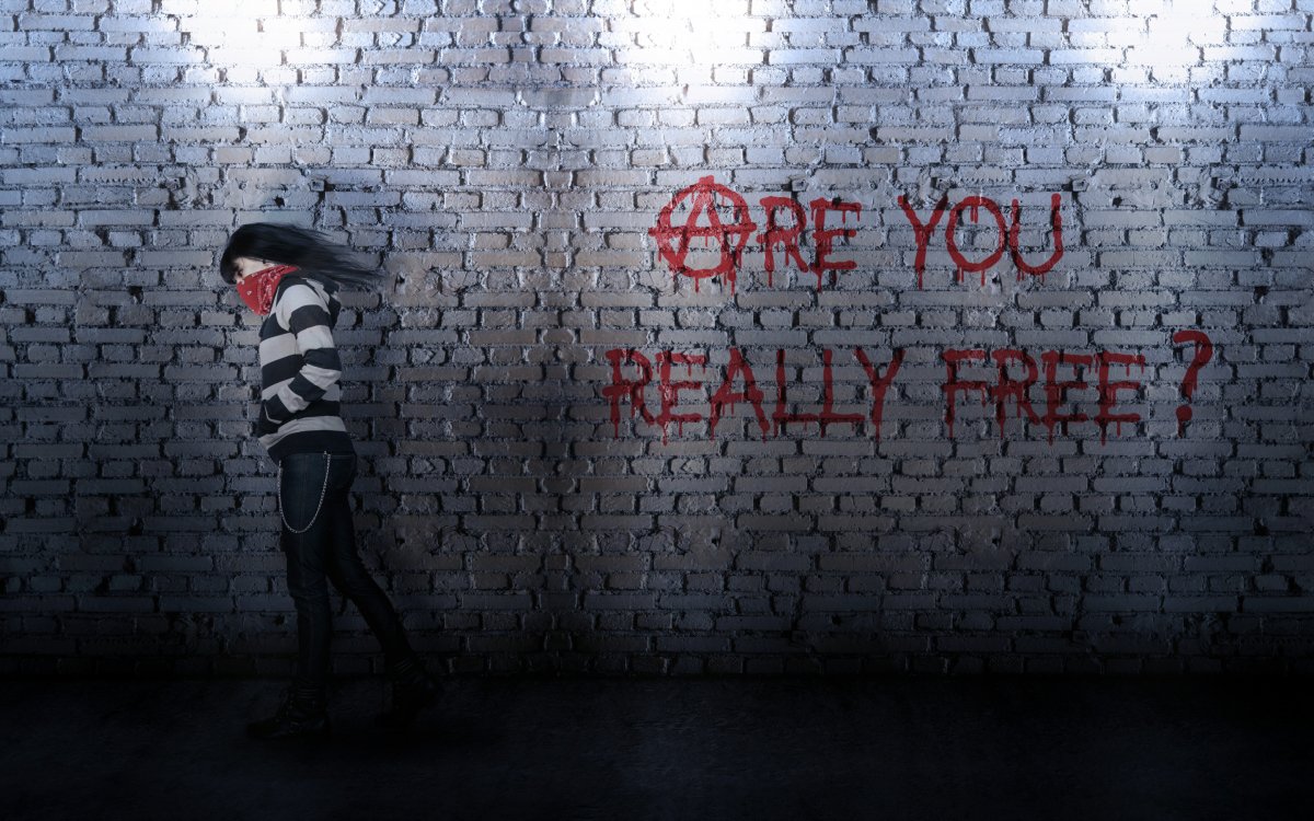 Возле стены арт