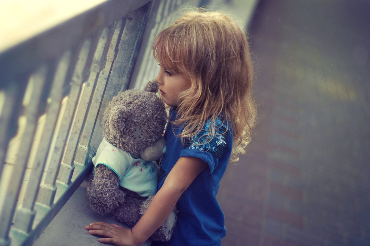 Девочка грустит