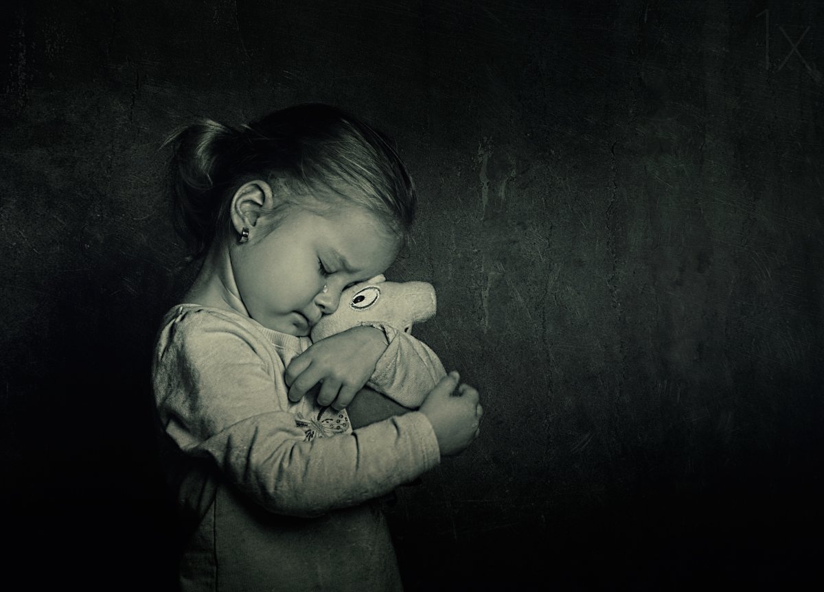 Грустная девушка с ребенком