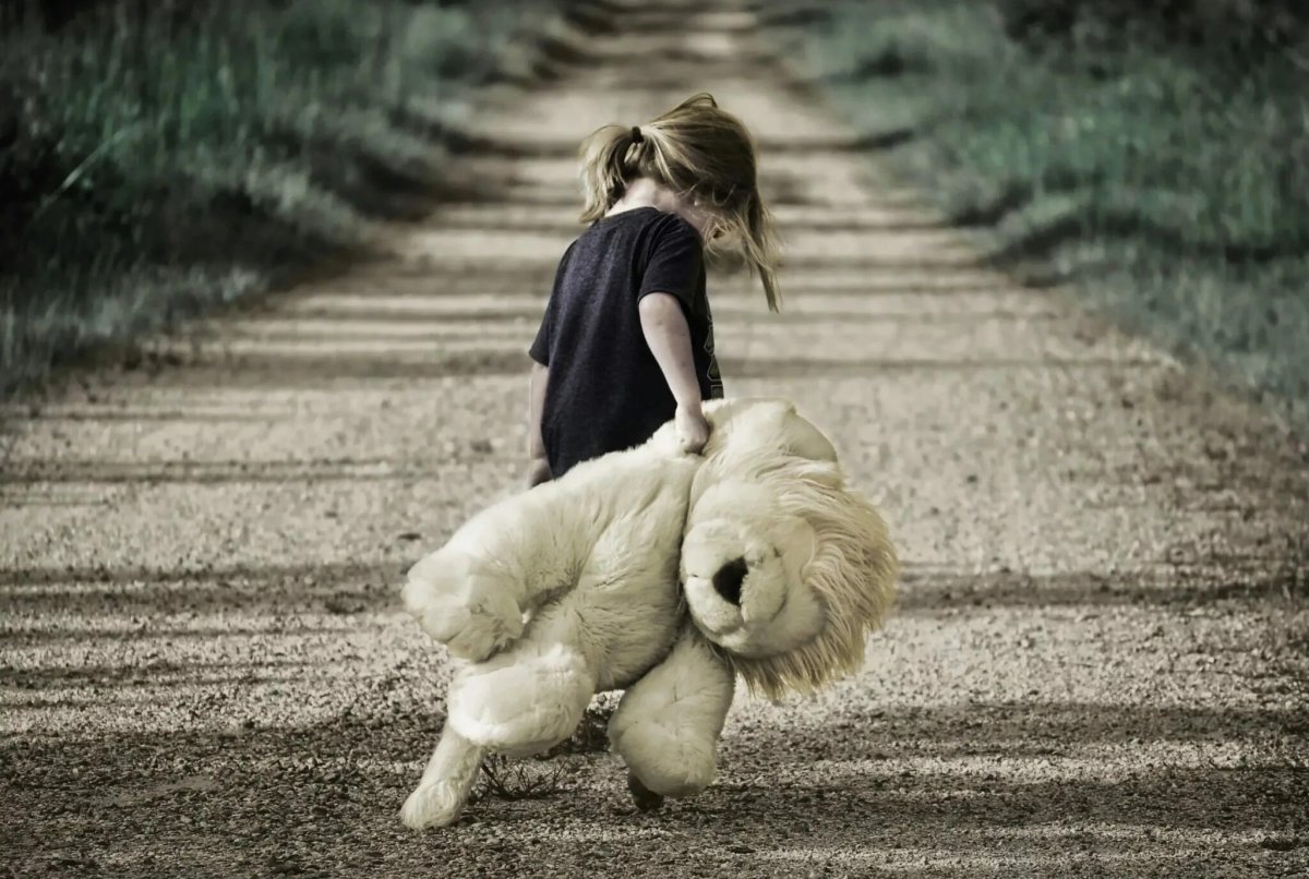 Одинокая девочка