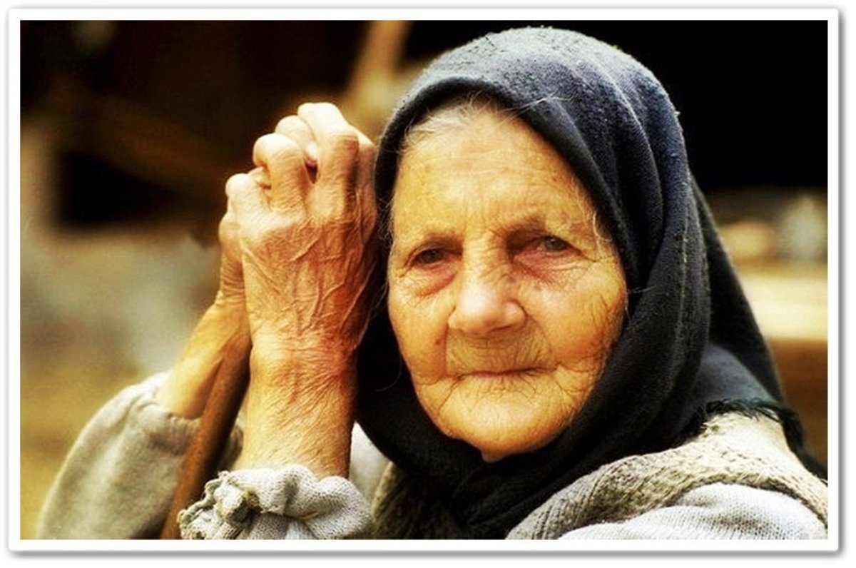 Старая женщина молится