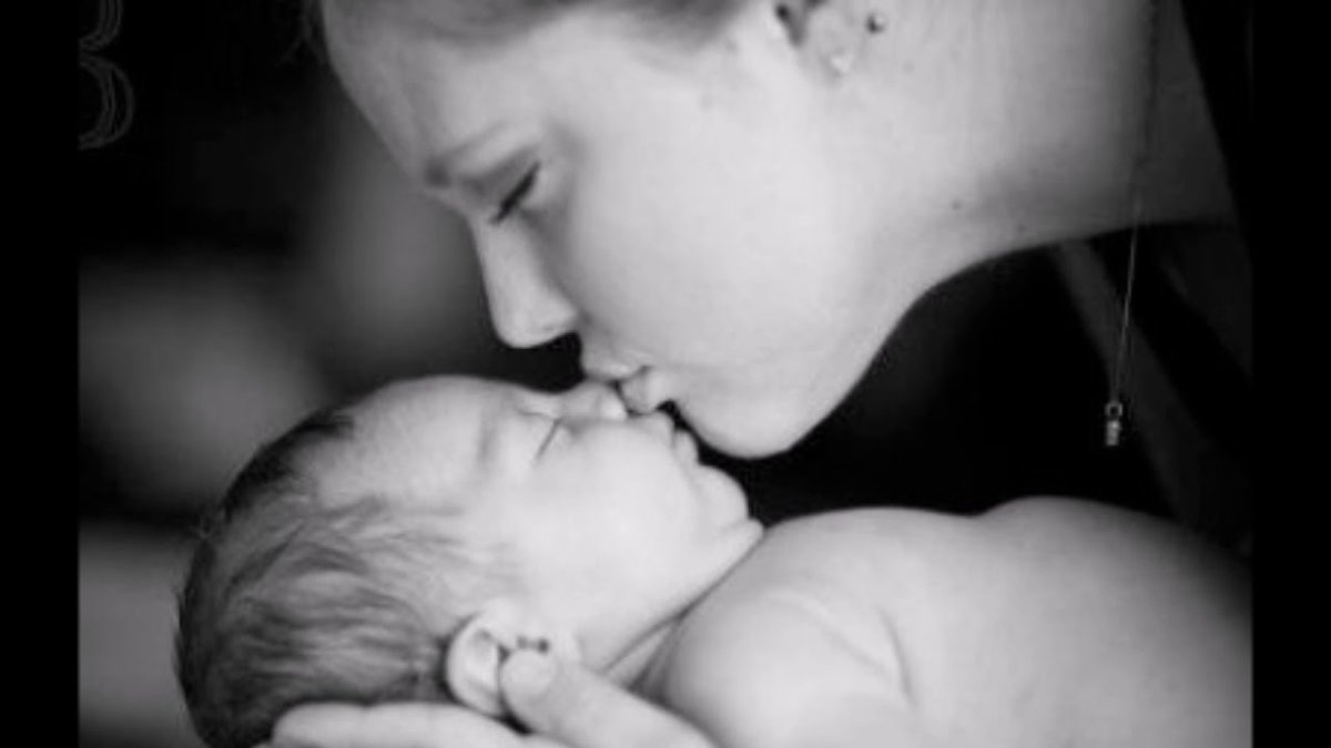 Мама и малыш трогательно