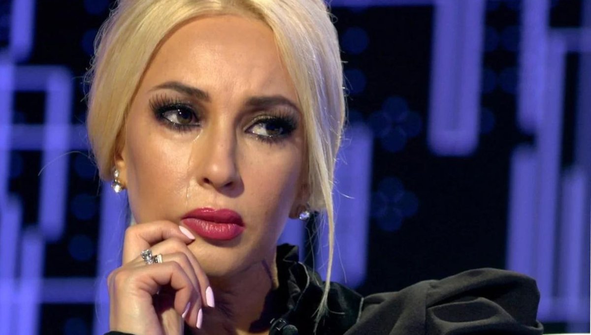 Девушка удивляется