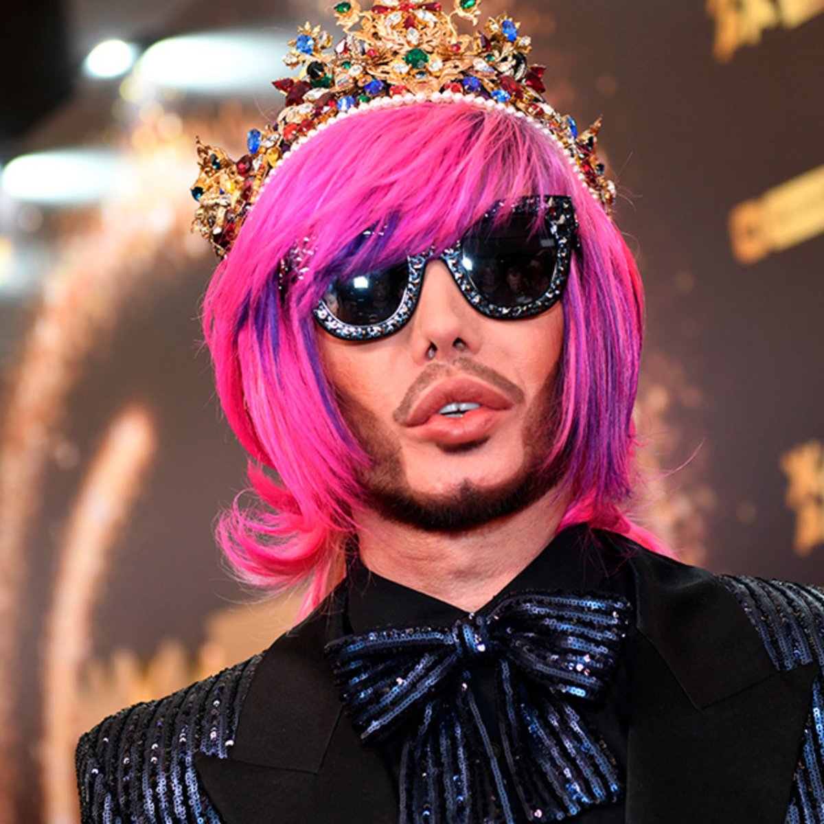 Удивленная девушка в общении