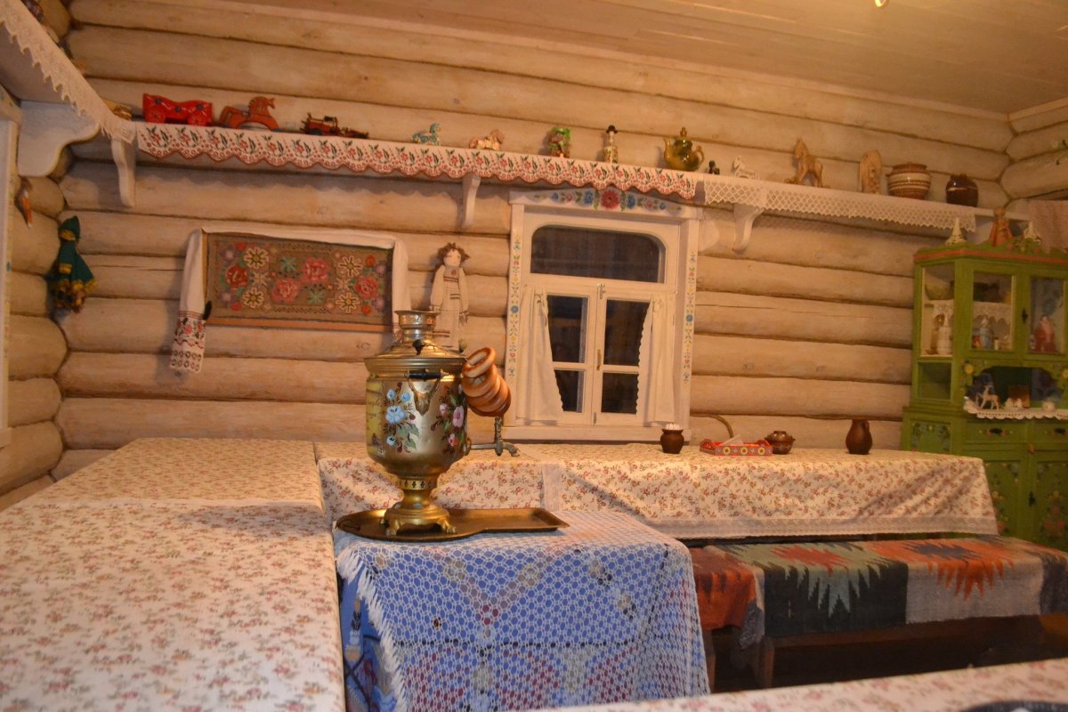 Русская изба в деревне внутри