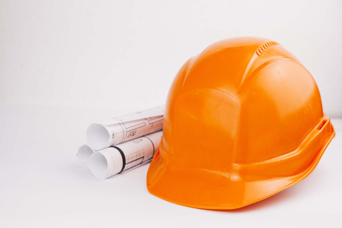 Инженер в каске