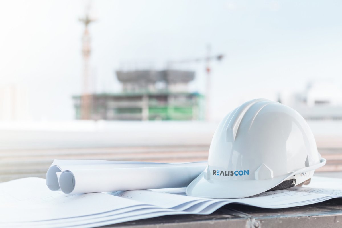 Каска на столе