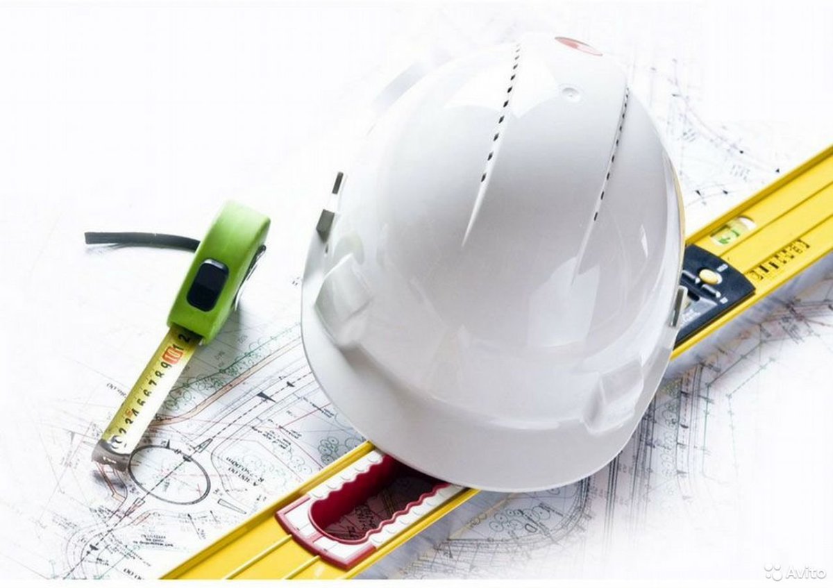 Строительная каска на стройке