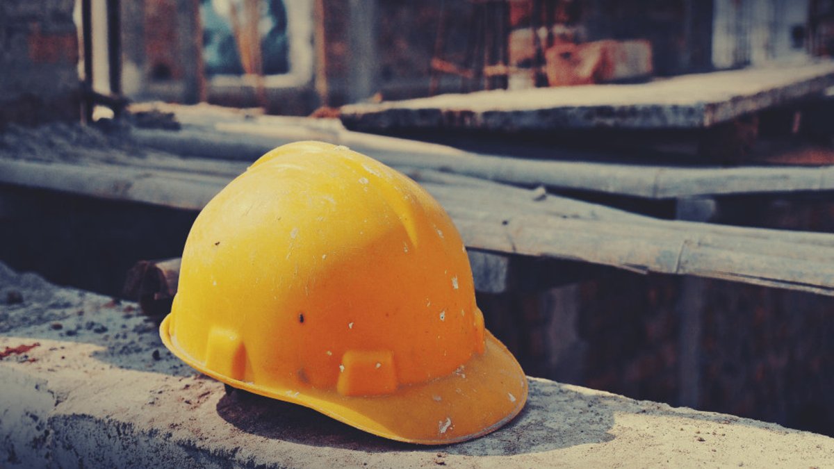 Каска на земле