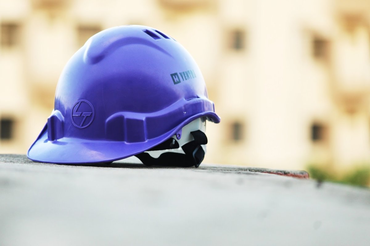 Компания в касках