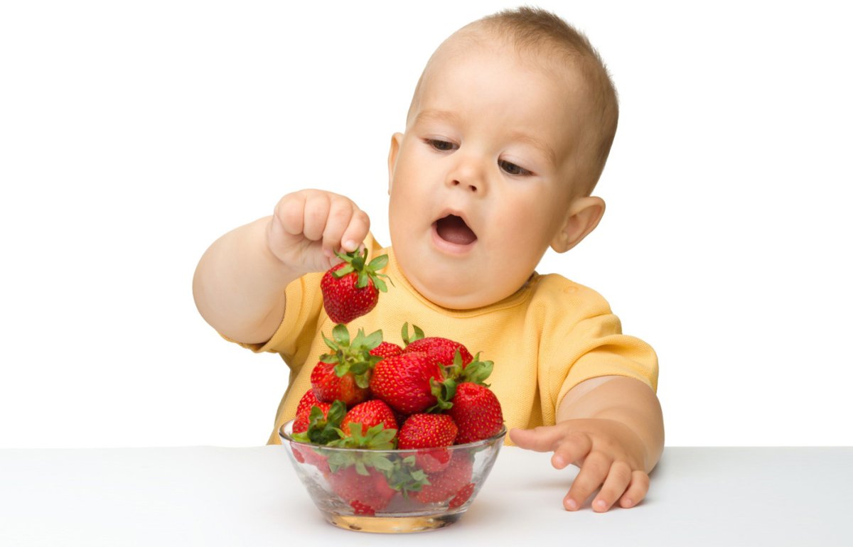 Дети едят ягоды