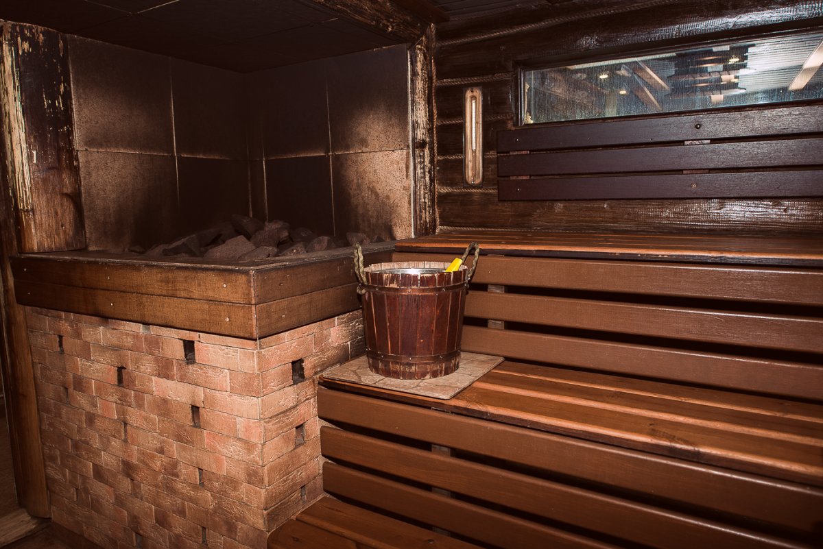 Тёмный интерьер бани