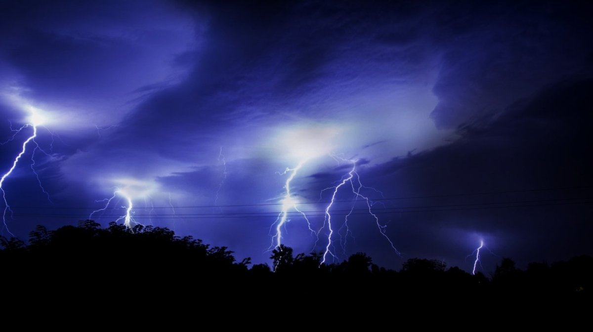 Молния на небе