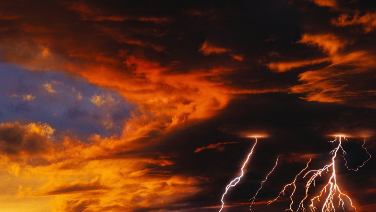 Грозовые тучи с молнией