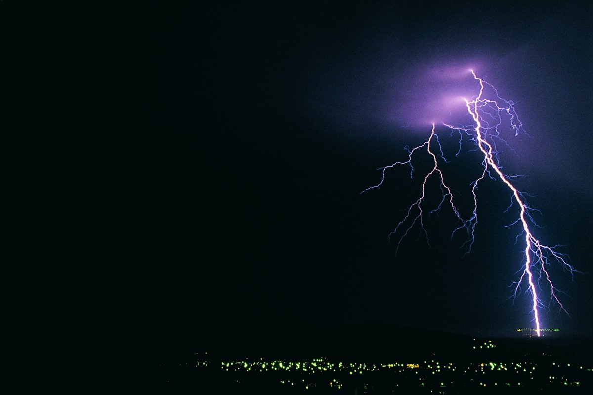 Молния на задний план
