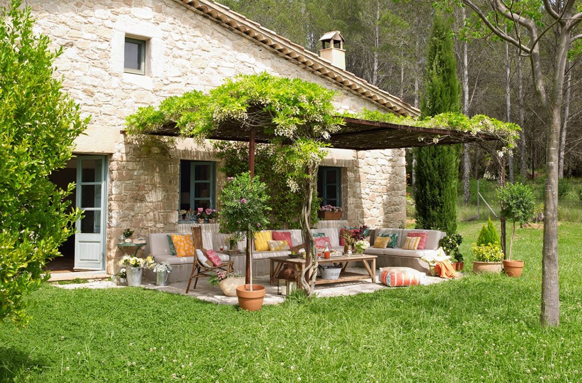 Уютный дворик на даче